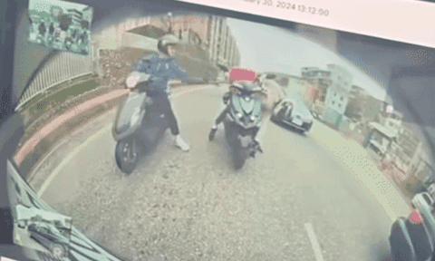 Có lòng tốt giúp đỡ người qua đường, thanh niên khiến cõi mạng phá lên cười