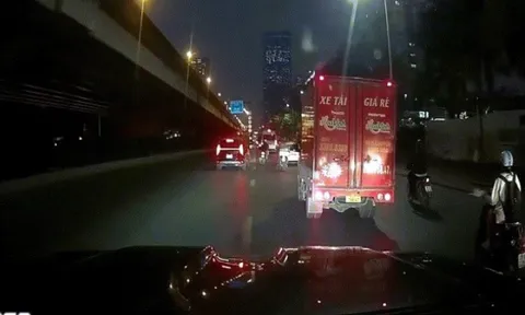 Clip: Hú hồn nam sinh tạt đầu ô tô, va chạm xe tải nảy lửa