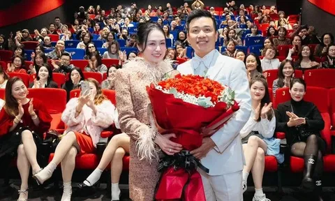 Tuấn Hưng 'bao rạp' cùng gia đình, bạn bè xem Đào, phở và piano