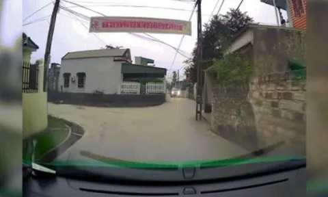 Clip: Pha nhường đường "khó hiểu" của tài xế Toyota