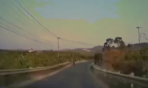 Clip: Kinh hoàng pha ôm cua "cực gắt" khiến người trong xe kêu gào thảm thiết
