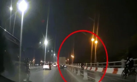 Clip: Xe máy bị ô tô tải "hạ gục" một cách gián tiếp rồi "bỏ chạy"