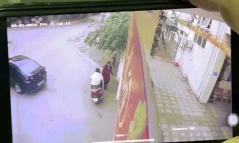 Clip: Kinh hoàng ô tô lùi xe như chỗ không người, đâm cô gái "dính" vào tường
