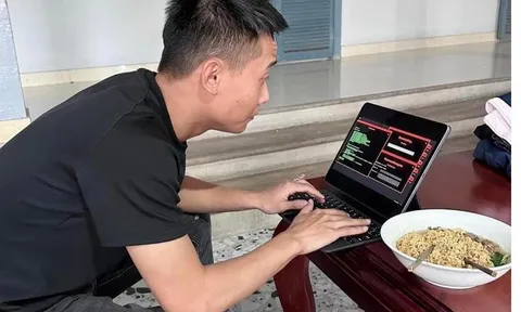 Hoa hậu Thùy Tiên than thở vì Facebook bị lỗi, Quang Linh thật sự là 'hacker'