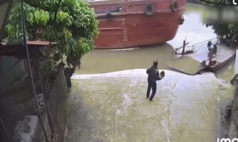 Clip: Xe máy thoát nạn trong gang tấc khi sà lan đâm trực diện phà chờ khách
