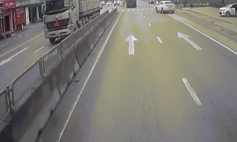 Clip: Tình huống tranh cãi xe Mazda sang đường bị ô tô tải đâm cực mạnh