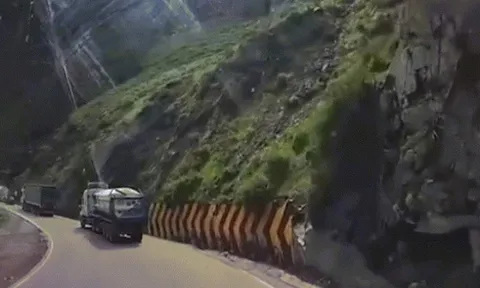 Clip: Kinh hoàng xe tải bị đá rơi trúng bẹp rúm không nhận ra