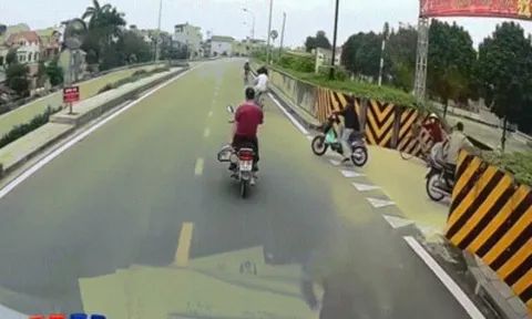Clip: Xe đạp điện mắc vào xe máy bị kéo lên trên đường