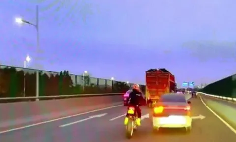 Clip: Thanh niên xe máy đấm vào ô tô, bị tài xế húc bay để "trả đũa"