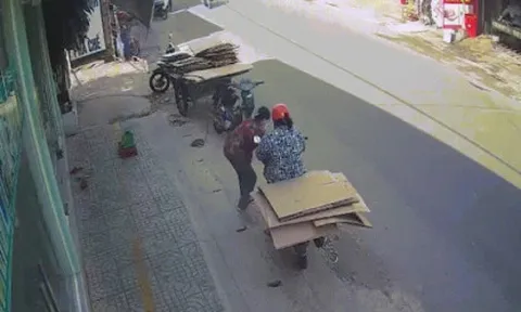Clip: Nhặt tiền bị rơi, người phụ nữ bị xe máy đâm đập đầu xuống đường