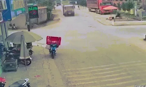 Clip: Xe bán tải "đâm ngang" xe tải ngay tại ngã tư