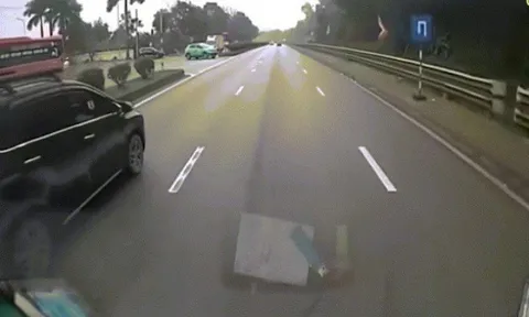 Clip: Hai tài xế thiếu quan sát, đâm nhau "toạc" đầu ô tô