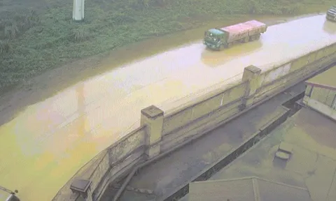 Clip: Đường trơn trượt xe tải đấu đầu nhau kịch liệt