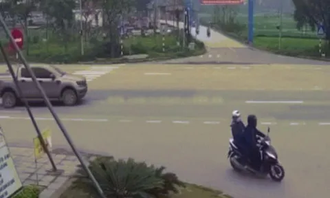 Clip: Bán tải mắc lỗi khi sang đường bị xe tải đâm nát một bên