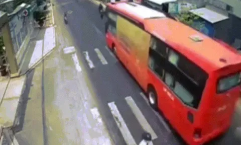 Clip: Va chạm ô tô khách, xe tải đâm sập nhà dân bên đường
