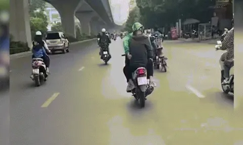 Clip: Chuyến xe đầy bất ổn với vị khách "đặc biệt"