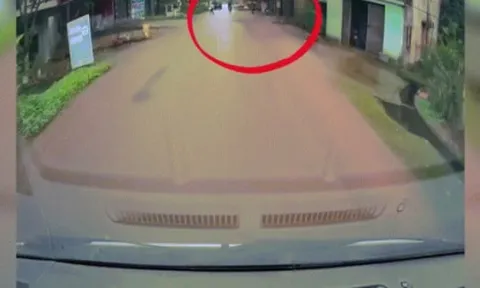 Clip: Thót tim bé chạy sang đường đâm thẳng vào xe tải, thoát nạn trong gang tấc