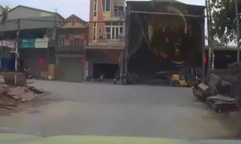 Clip: Hú hồn cô gái ôm cua vào ngõ đối đầu ô tô nguy hiểm