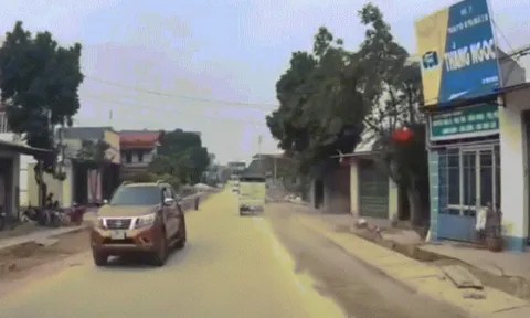 Clip: Xe tải đâm trực diện xe lu đang đậu bên đường