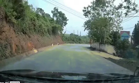 Clip: Vượt ẩu tại khúc cua, xe máy va chạm sườn xe tải "nảy lửa"