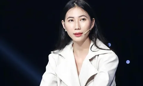 Nữ người mẫu Việt nổi tiếng bị bắt gặp bán trà muối ớt ở quận 7