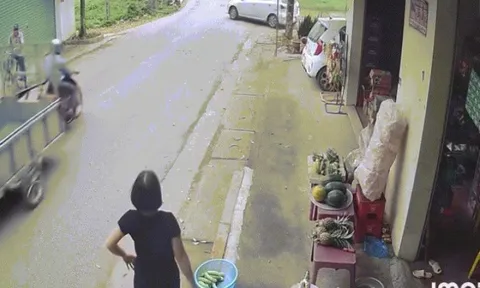 Clip: Ô tô chuyển làn ẩu, bị xe máy húc tung đầu