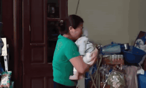Cặp vợ chồng đưa con về chơi bất ngờ, bà nội phản ứng khiến ai cũng rưng rưng