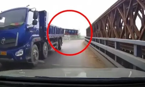Clip: Pha thoát nạn thót tim khi ô tô suýt bị vả vỡ kính lái trên cầu
