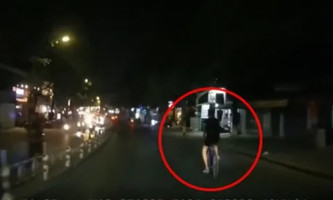 Clip: Hú vía ô tô phanh cháy bánh tránh thanh niên xe đạp ngã ra đường