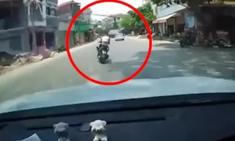Clip: Khó hiểu thanh niên vượt ô tô phi thẳng vào vật liệu xây dựng bên đường