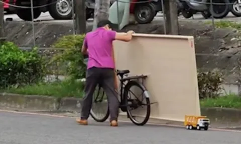 Clip: Cười chảy nước mắt với pha chở hàng đầy sáng tạo của xe đạp