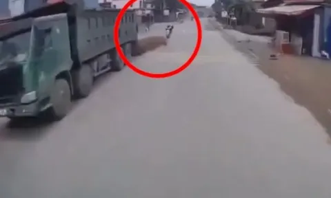Clip: Thót tim ô tô bất ngờ "ám sát" trên đường, xe đạp điện trở tay không kịp