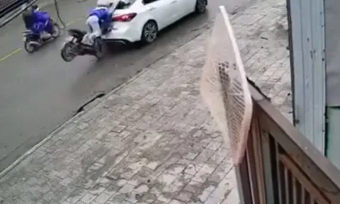 Clip: Ô tô dừng bất chợt khiến cô gái không kịp phản ứng