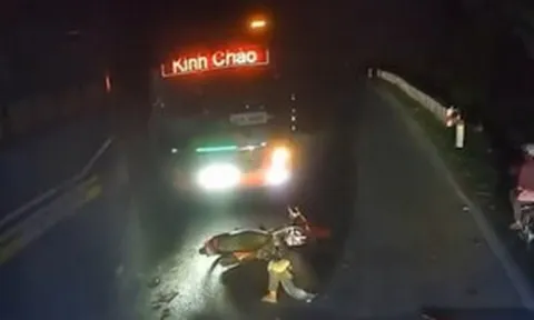Clip: Xe máy vượt ẩu, đâm thẳng đầu ô tô khách cực nguy hiểm