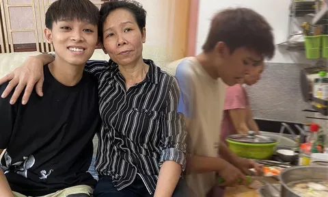 Hồ Văn Cường trổ tài nấu ăn, hát tặng mẹ ruột trên livestream