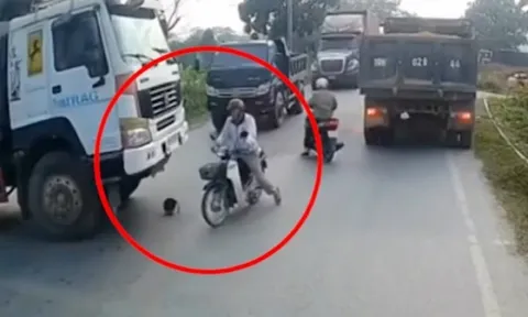 Clip: Người đàn ông đi xe máy suýt chui gầm ô tô vì nhặt mũ bảo hiểm
