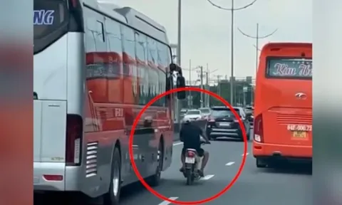 Clip: Đánh võng tạt đầu ô tô khách, xe máy nhận ngay kết đắng nhớ đời