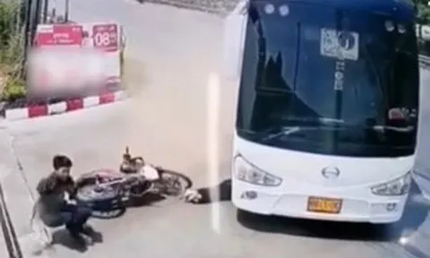Clip: Hãi hùng cô gái văng khỏi xe máy, lao vào ô tô thoát nạn trong gang tấc