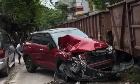Clip: Đỗ xe cạnh đường tàu, chủ xe bất lực nhìn tàu hoả đâm nát đầu ô tô