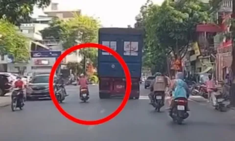 Giao thông  Clip: Khi Ninja Lead cố gắng vượt container và cái kết tê tái