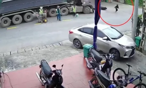 Clip: Kỹ năng thoát nạn cực tốt của cô gái đi xe máy tránh ô tô tải lao tới