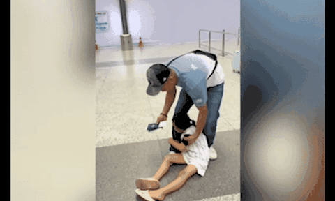 Bé gái ôm giữ chân bố ở sân bay, nghe câu chuyện phía sau càng thêm xúc động