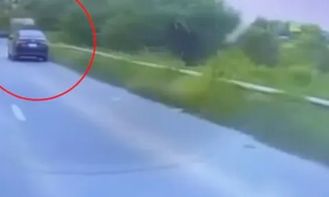 Clip: Phẫn nộ ô tô tạt đầu chèn ngã người đi xe máy rồi bỏ chạy