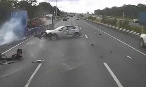 Clip: Bám đuôi xe phía trước, tài xế Mazda gây tai nạn liên hoàn trên cao tốc