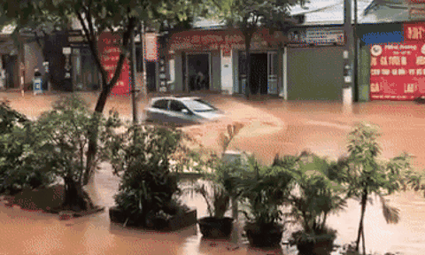 Ô tô 'chết máy' trên đoạn đường bị ngập nặng, dân tình chỉ ra lỗi sai của tài xế