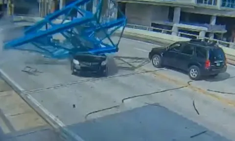 Clip: Nữ tài xế thoát nạn thần kỳ khi bị cần cẩu rơi đè bẹp ô tô
