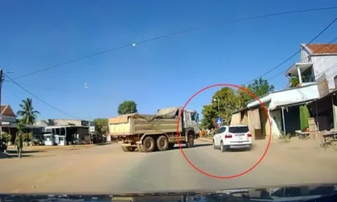 Clip: Thót tim tài xế ô tô liều lĩnh tạt đầu xe ben đang quay đầu để vượt