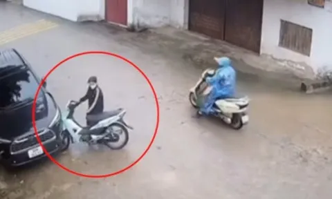 Clip: Vào cua cực gắt, cô gái phi xe máy đâm dính chặt vào ô tô