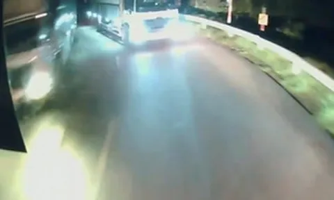 Clip: Tài xế phanh "cháy lốp" tránh đối đầu xe tải ôm cua lấn làn