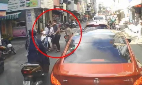 Clip: Lấn làn ngược chiều, thanh niên đi xe máy còn giở thói côn đồ